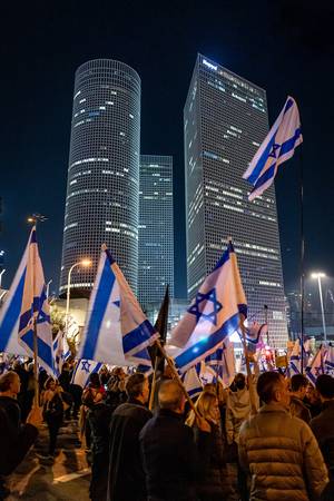 Demonstrierende mit Israel-Flaggen vor dem Azrieli-Center in Tel Aviv